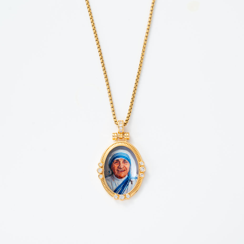 GIVELUCK 18k Plated Gold Pendant Necklace Enamel Eternal Halo St. Teresa of Calcutta Protection Necklace for Women and Men