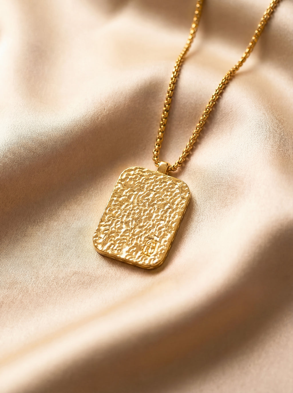 18k Plated Gold Virgin Mary Pendant Necklace Cameo Embossing Devotional Medal for Man and Women