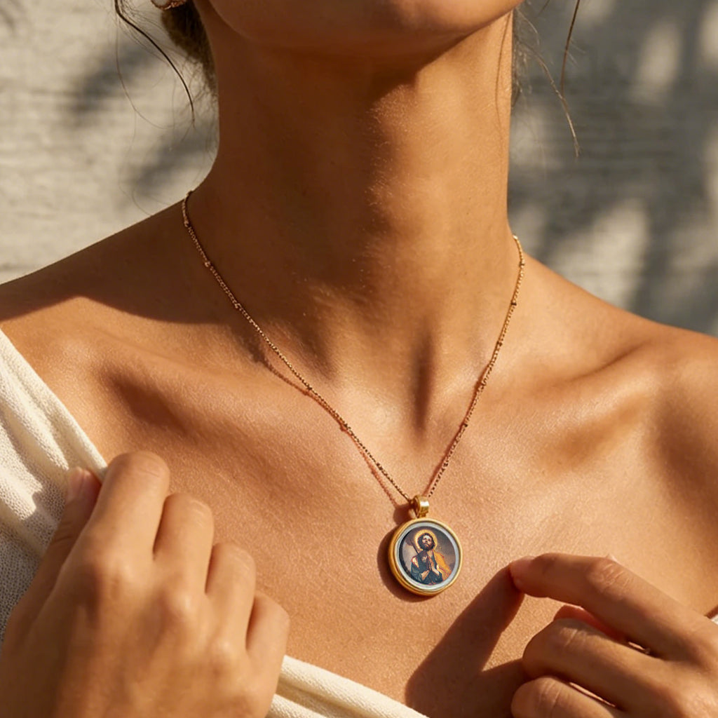 GIVELUCK 18k Plated Gold Pendant Necklace Cameo Embossing Catholic Medal Saint James Devotional Protection Medal for Men and Women