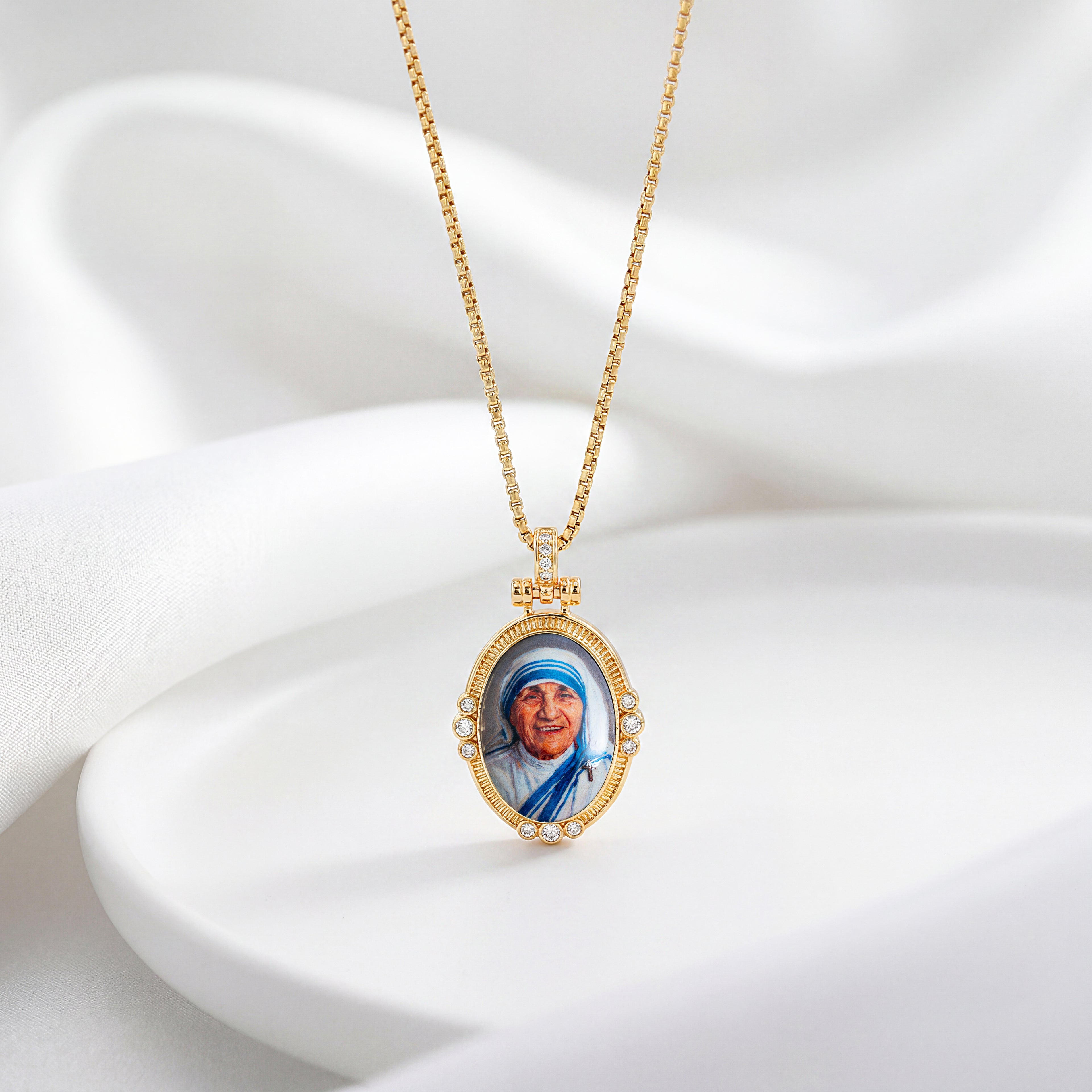 GIVELUCK 18k Plated Gold Pendant Necklace Enamel Eternal Halo St. Teresa of Calcutta Protection Necklace for Women and Men
