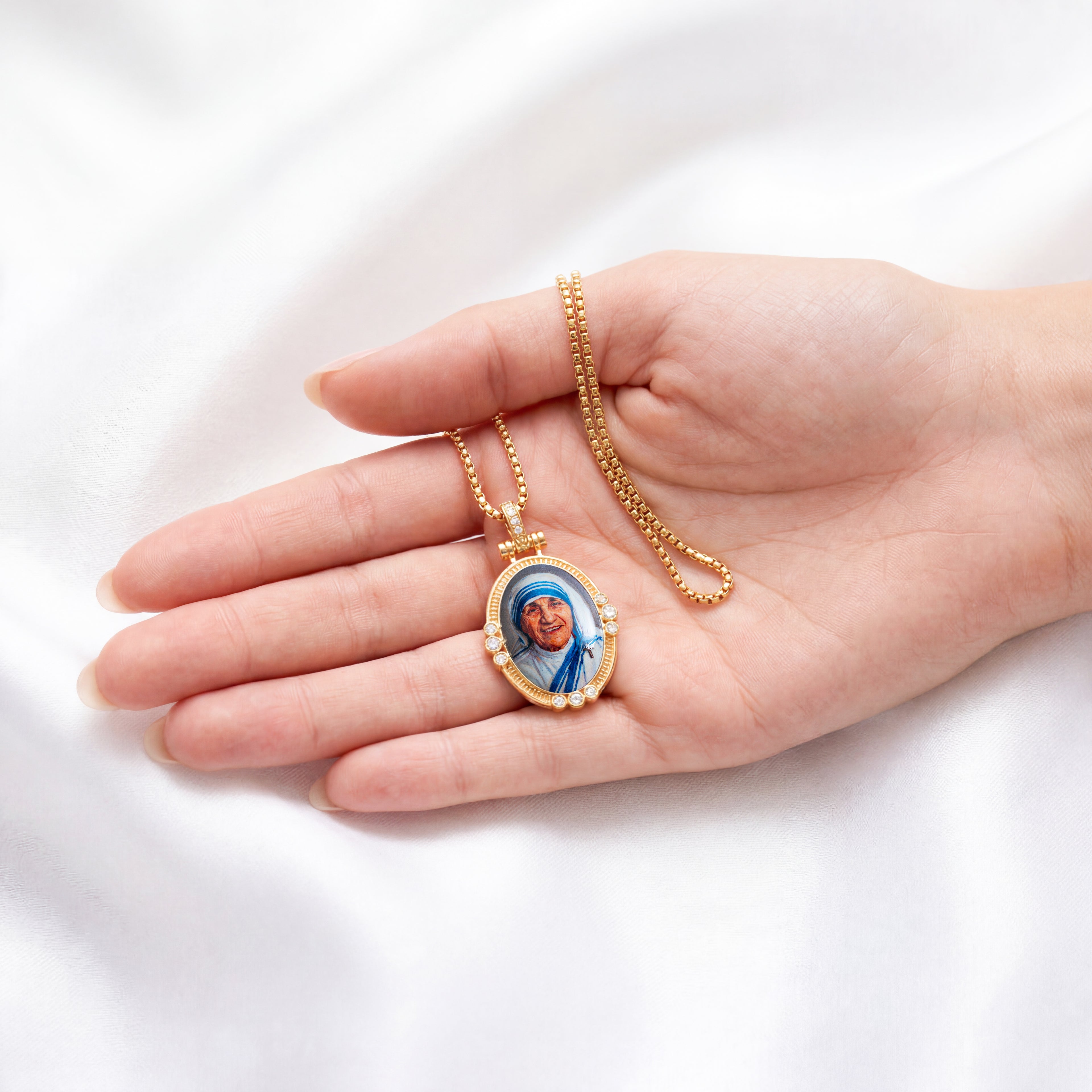 GIVELUCK 18k Plated Gold Pendant Necklace Enamel Eternal Halo St. Teresa of Calcutta Protection Necklace for Women and Men