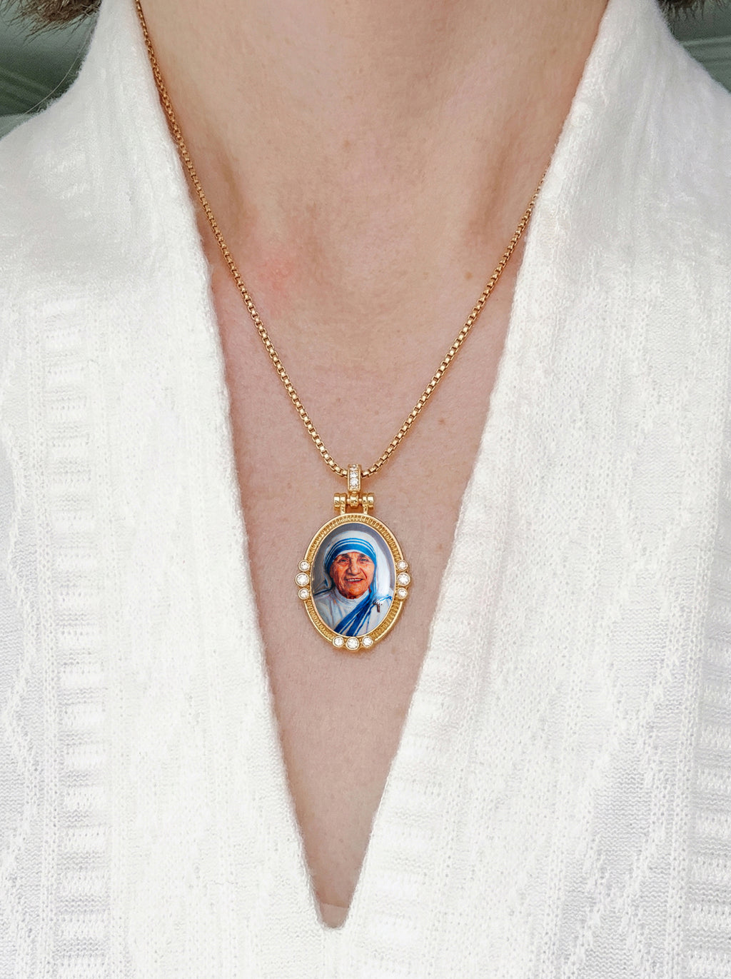 GIVELUCK 18k Plated Gold Pendant Necklace Enamel Eternal Halo St. Teresa of Calcutta Protection Necklace for Women and Men