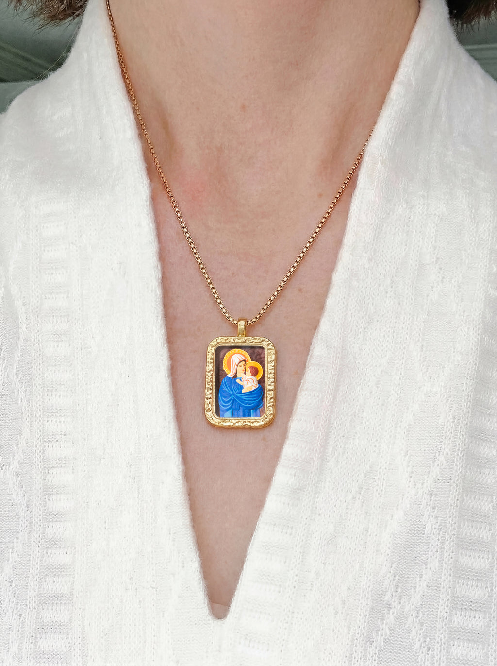 18k Plated Gold Virgin Mary Pendant Necklace Cameo Embossing Devotional Medal for Man and Women